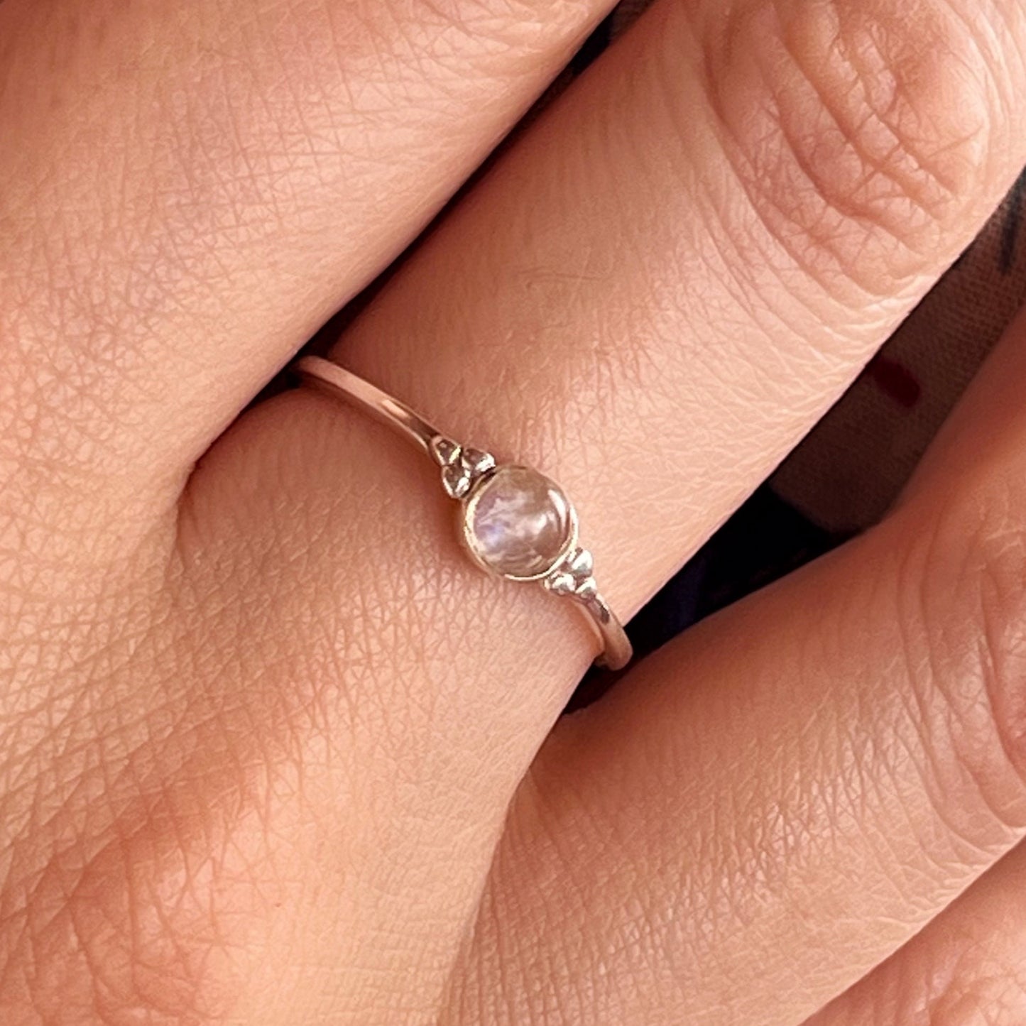 Anillo Piedra Luna ANU | "Equilibrio emocional, Calma e Intuición" | Plata 925