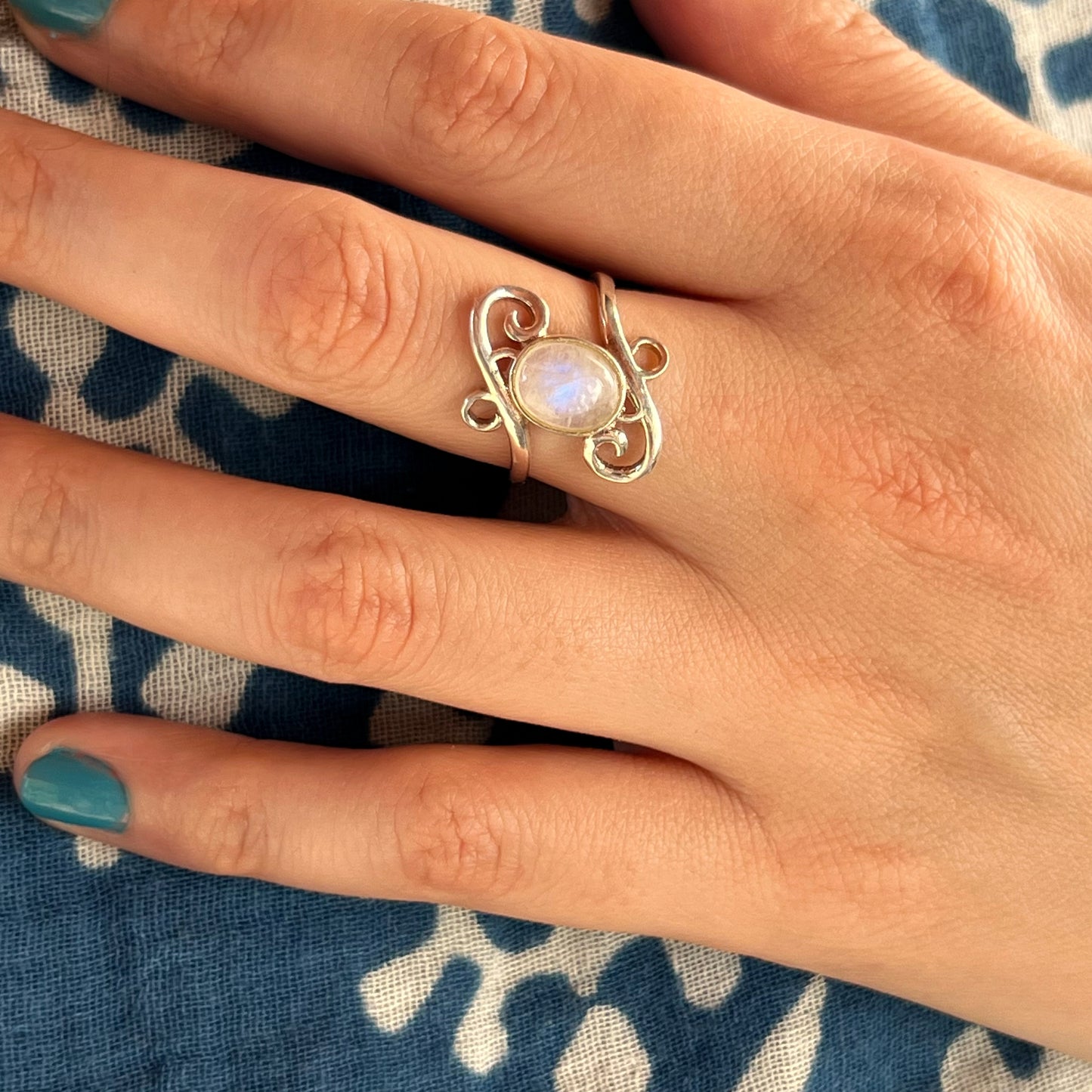 Anillo Piedra Luna MILAM | "Equilibrio emocional, Calma e Intuición" | Plata 925