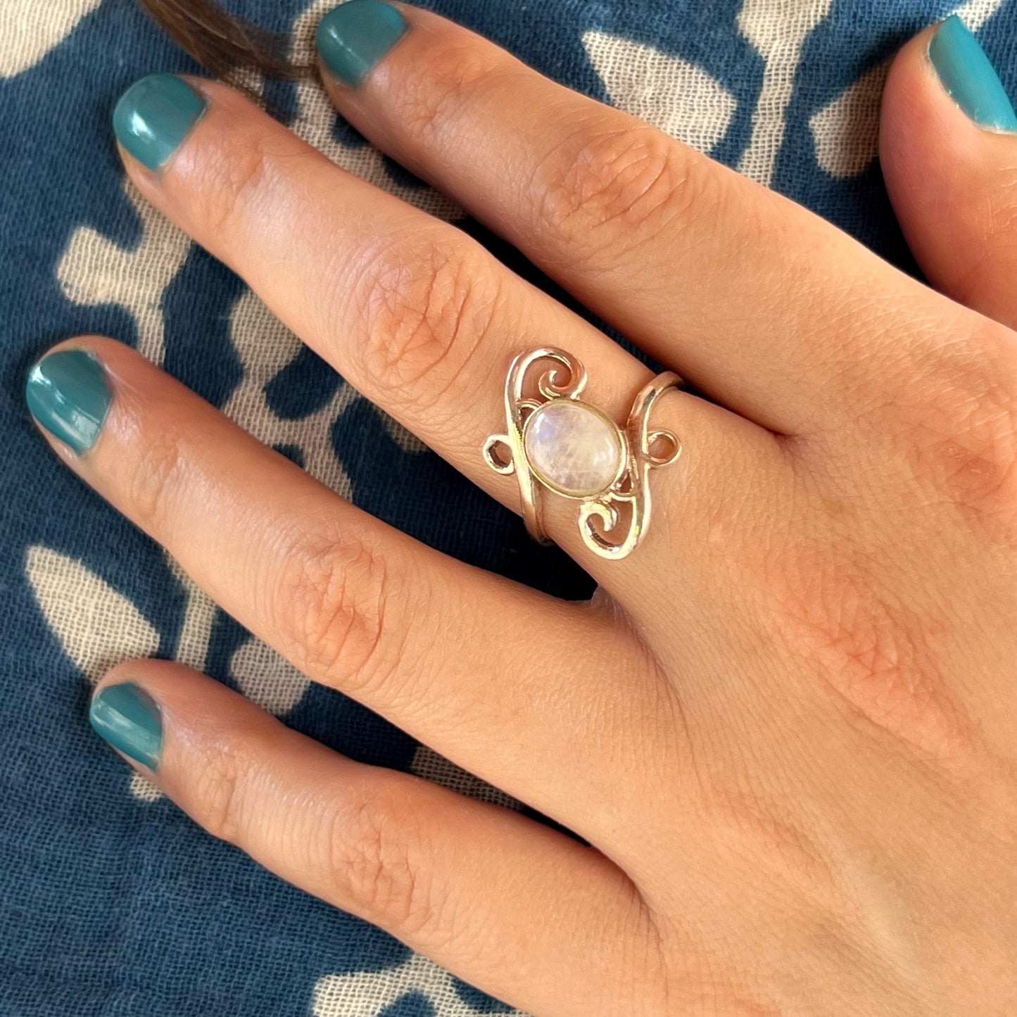Anillo Piedra Luna MILAM | "Equilibrio emocional, Calma e Intuición" | Plata 925