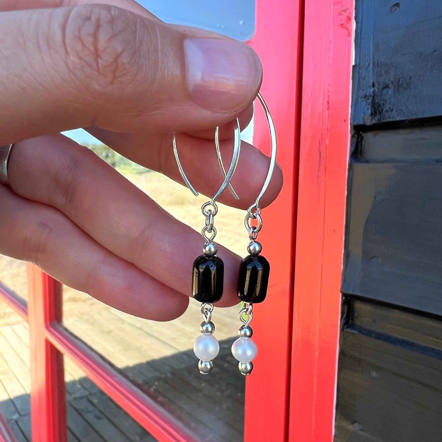 Aretes Colgantes "Protección y Confianza” | Turmalina Negra y Perla de Río | Plata 925