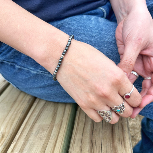PULSERA ELASTICADA "Estabilidad y fortaleza" | Hematita | Plata 925