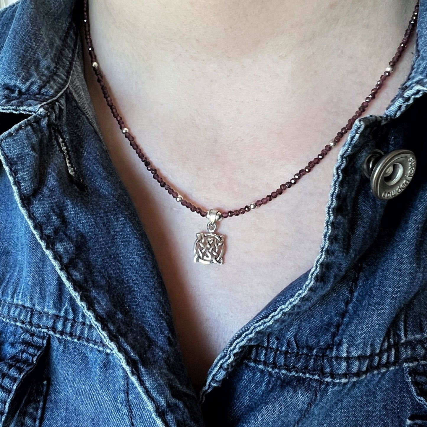 Collar "Vitalidad y Fortaleza" | Granate y Nudo Celta Dara | Plata 925
