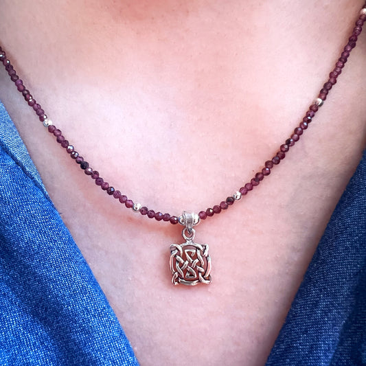 Collar "Vitalidad y Fortaleza" | Granate y Nudo Celta Dara | Plata 925