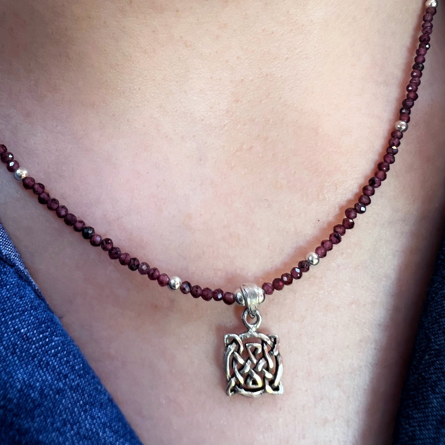 Collar "Vitalidad y Fortaleza" | Granate y Nudo Celta Dara | Plata 925