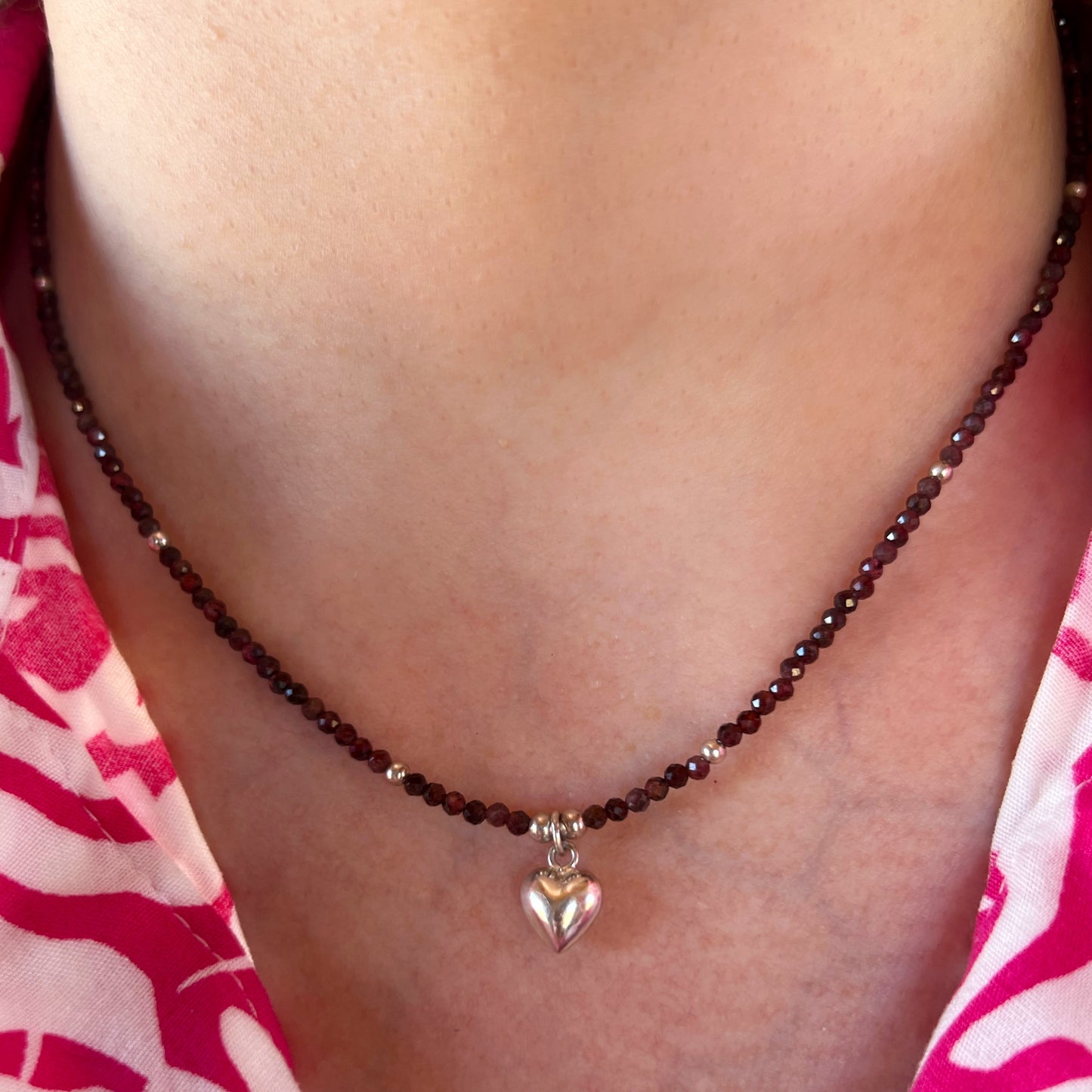 Collar " Pasión y vitalidad" | Granate y dije de corazón | Plata 925